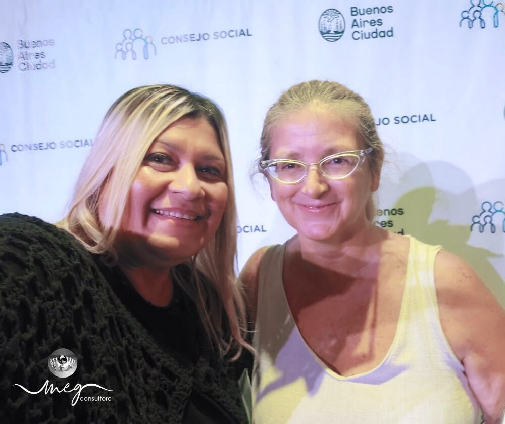 Fotografía de Mariel Elizabeth Girbau y Dolores Saguier en el Consejo Social del Gobierno de la Ciudad Autónoma de Buenos Aires. 