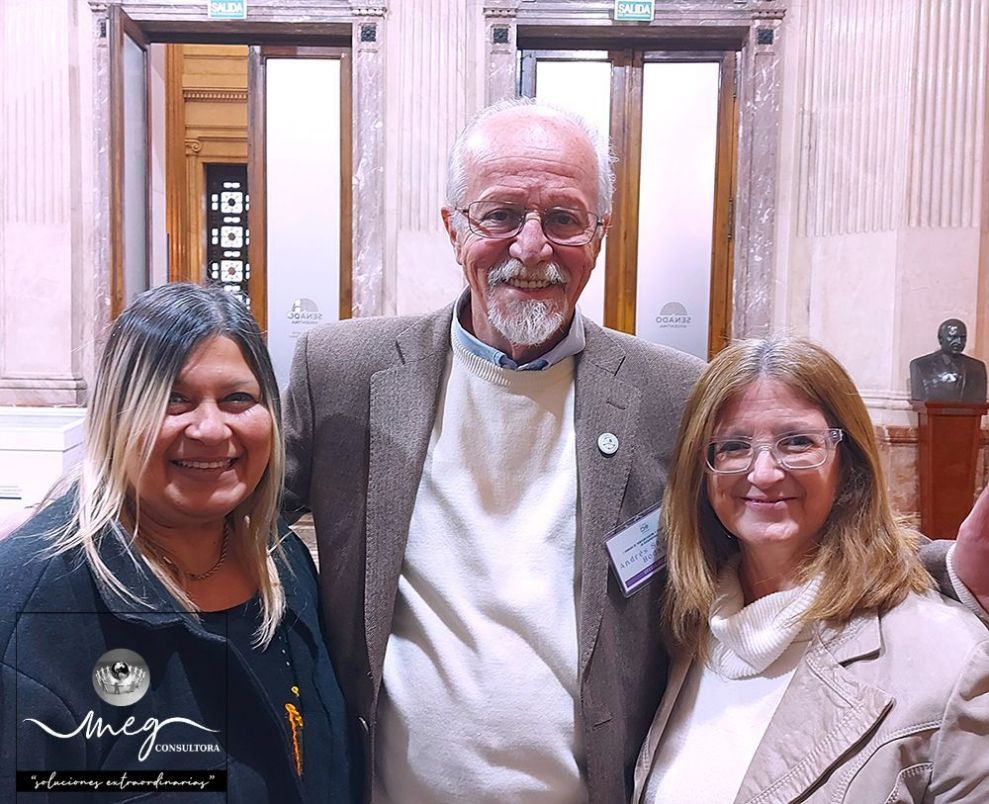 Fotografía de Mariel Elizabeth Girbau junto al Licenciado Andres Sánchez Bodas, persona que introdujo la carrera de Counseling en Argentina, juntao también a Dolores Saguier