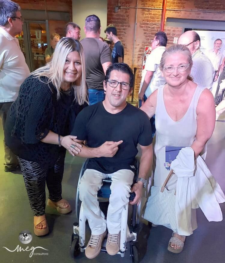Fotografía de Mariel Elizabeth Girbau junto a Alejandro Maldonado que es un atleta paralímpico perteneciente a la Fundación Argentina de inclusión y deporte, y a su lado Dolores Saguier integrante del Staff de Meg Consultora