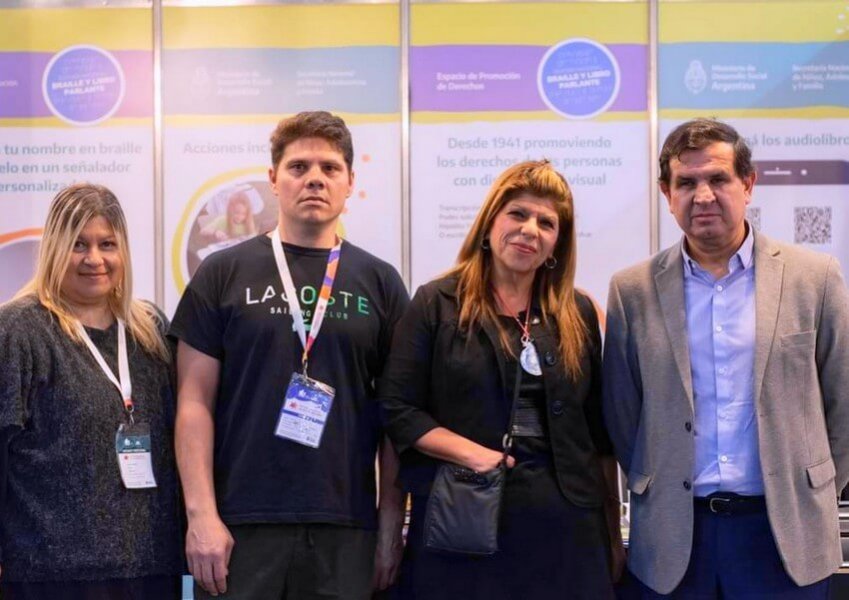 Fotografía de Mariel Elizabeth Girbau (foto extremo izquierdo) junto al Licenciado Fernando Gastón Galarraga, director de la Agencia Nacional de Discapacidad, ANDIS. (foto extremo derecho)