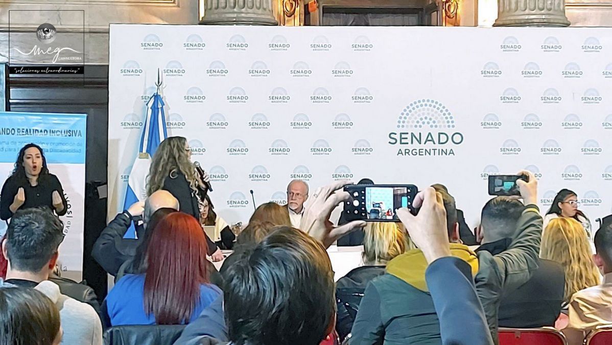 Fotografía de Celia Pronzalino y Andrés Sanchez Bodas durante charla ofrecida en el Senado de la Nación donde Meg Consultora se hizo presente a dicho evento