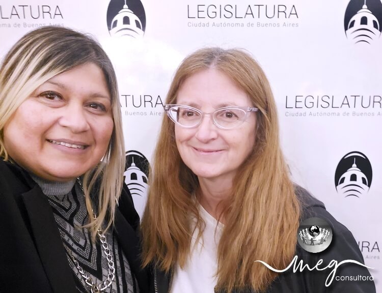 Fotografía de Mariel Elizabeth Girbau y Dolores Saguier en la Legislatura Porteña