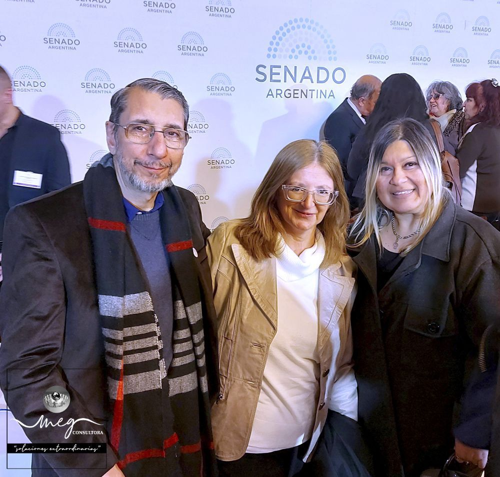Fotografía de Guillermo Martín, Dolores Saguier y Mariel elizabeth Girbau. Parte del Staff de Meg Consultora presente en el Senado de la Nación Argentina.