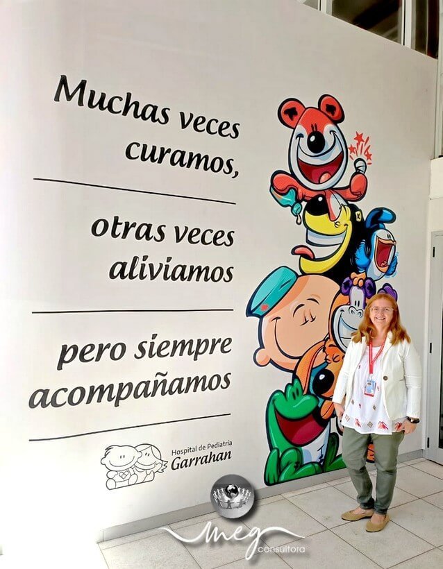 Fotografía de Dolores Saguier en el Hospital Garrahan, integrante del equipo profesional de Meg Consultora Laboral