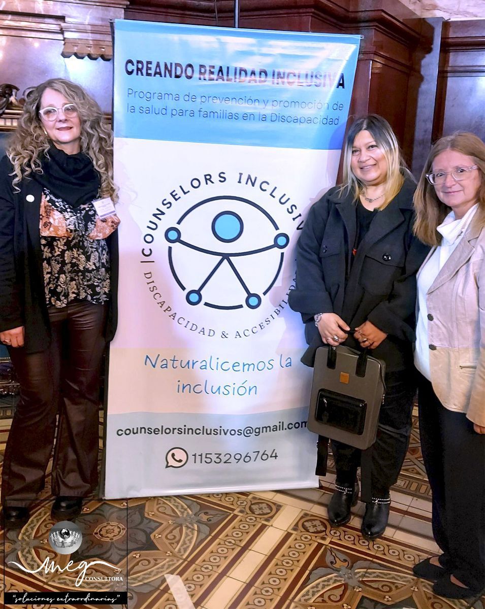 Fotografía de la Counselor Celia Pronzalino directora del Programa Creando Realidad Inclusiva y anfitriona del evento en el senado, junto a Mariel Elizabeth Girbau y Dolores Saguier, counselors especialistas pertenecientes a Meg Consultora Laboral