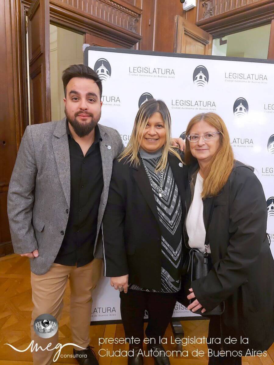 Fotografía de Damián Cardoso, Mariel Elizabeth Girbau y Dolores Saguier, en el Salón de la Legislatura del GCBA